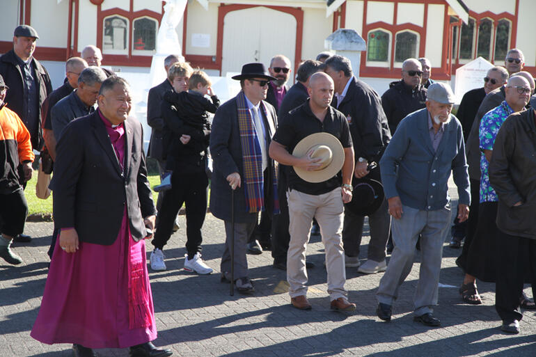 Manuihiri move onto the marae.